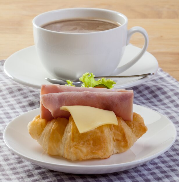 Croissant Sandwich (Ham Cheese) ontbijtkoffie.