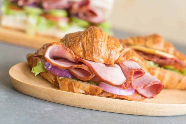 croissant sandwich ham