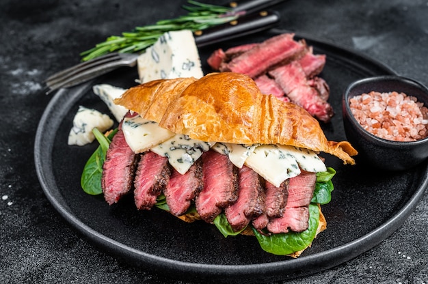 Croissant Sandwich met filet Mignon ossenhaas vlees steak met blauwe kaas