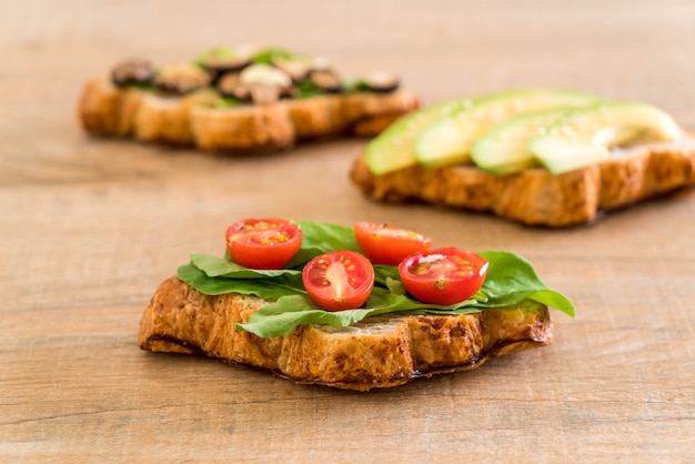 Photo croissant sandwich with avocado, tomatoes and mushroom