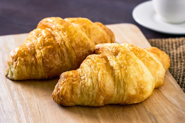 Foto croissant vers gekookt op houten plaat traditionele zelfgemaakte ontbijt lunch bakkerij