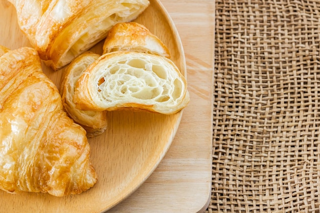 Foto croissant vers gekookt plakje op houten plaat traditionele zelfgemaakte ontbijtlunch bakkerij