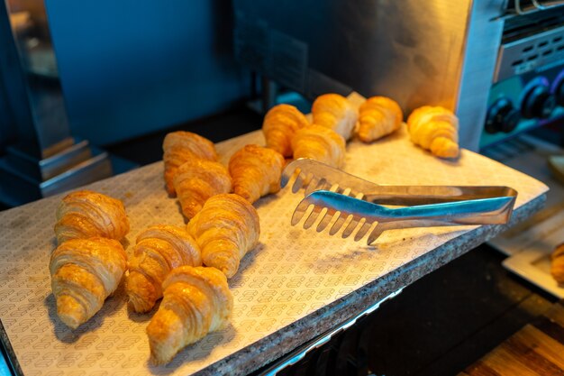 Croissant voor ontbijt bereid voor gasten in hotel of resort