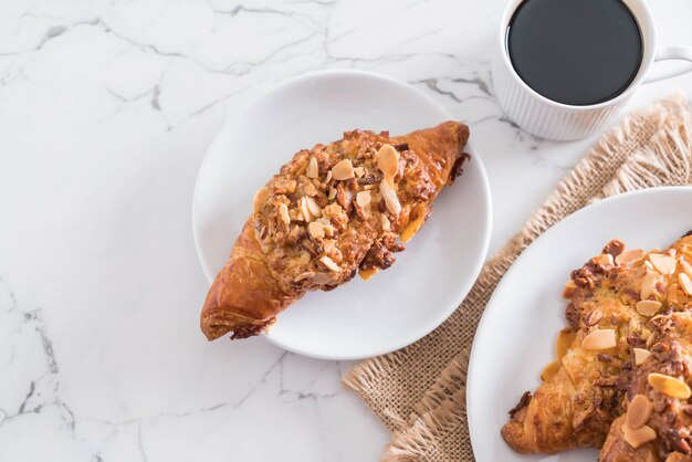 Photo croissant with almonds