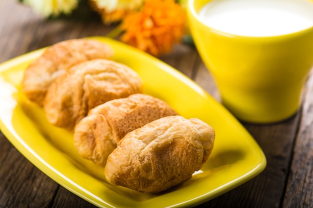 Croissant con una ciliegia e latte