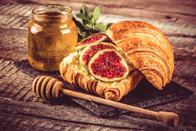 Photo croissant with figs ricotta and honey