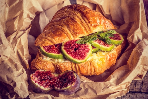 Photo croissant with ripe figs and ricotta copy space