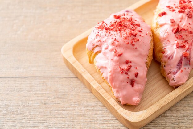 Croissant con salsa di cioccolato alla fragola