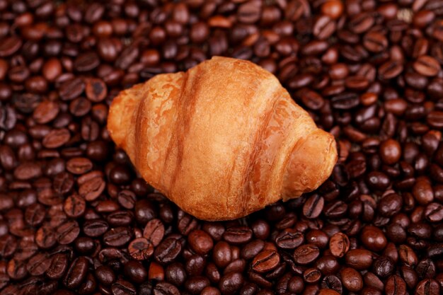 Croissant, worstdeeg en koffiebonen