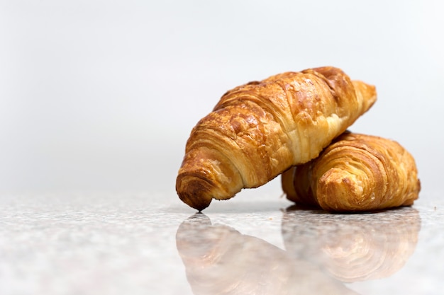 Croissantbakkerij op grijze marmeren lijst