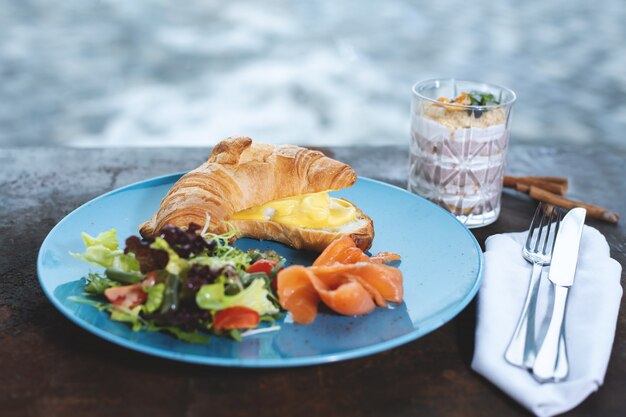 Croissantontbijt met zalm en kaas