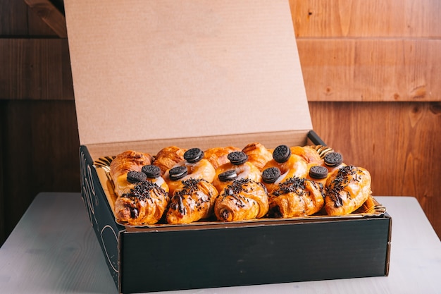 Foto croissant e ciambelle al cioccolato consegna cibo snack dolci in una scatola