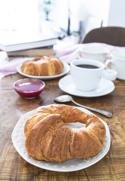 朝食にクロワッサンコーヒーと新鮮なフルーツ