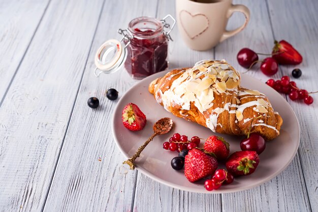 Croissants, cornflakes en bessen