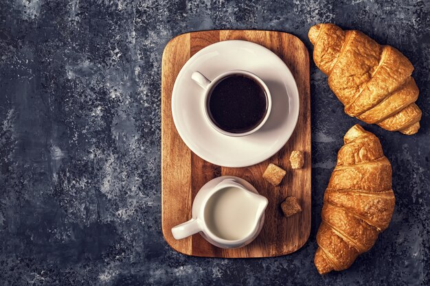 Croissants en koffie op een donkere tafel