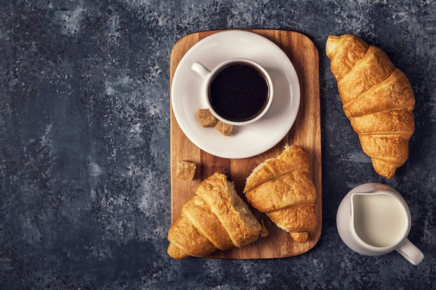 Croissants en koffie op een donkere tafel