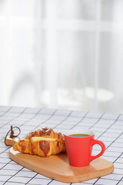 Croissants en koffie op een tartan tafelkleed