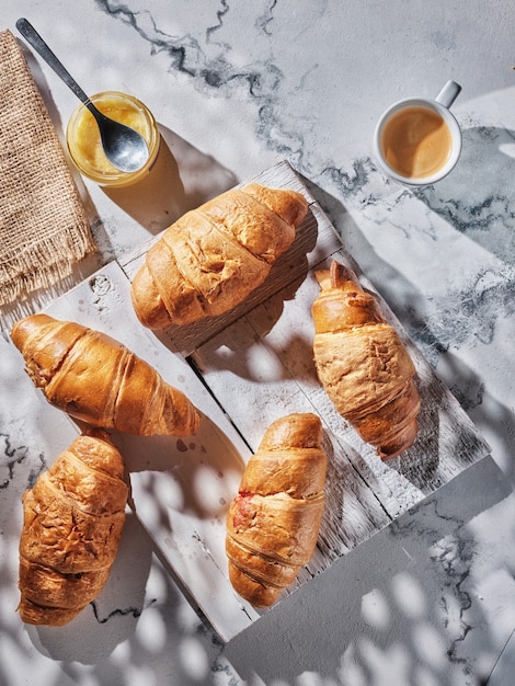 Croissants en koffie op witte lijst