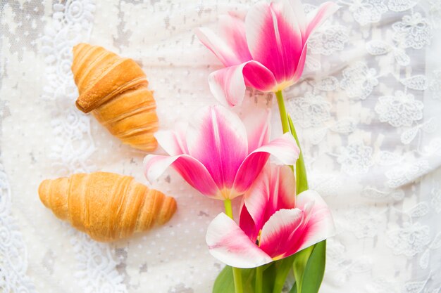 Croissants en roze tulpen