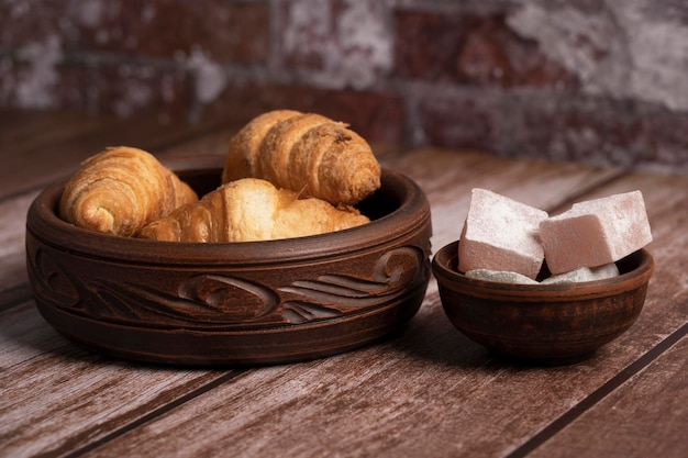 Croissants en Turks fruit op tafel in de keuken