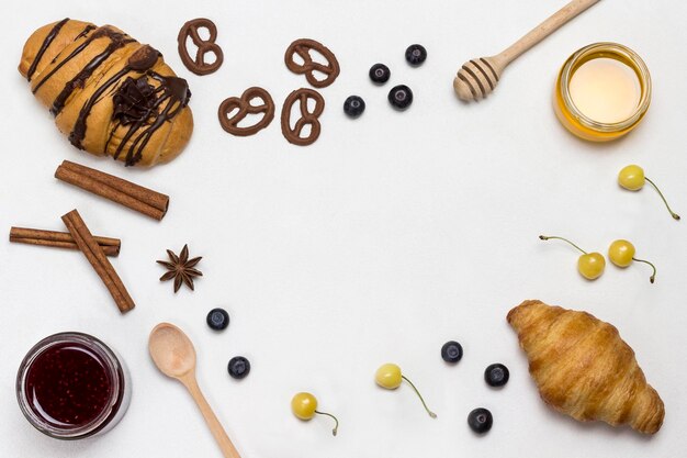 Foto croissant e biscotti a figure bacche albicocche miele marmellata cannella