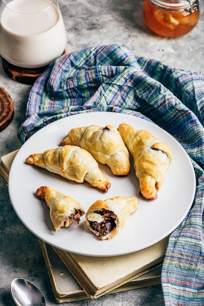 Croissants gevuld met noten en chocolade als ontbijt