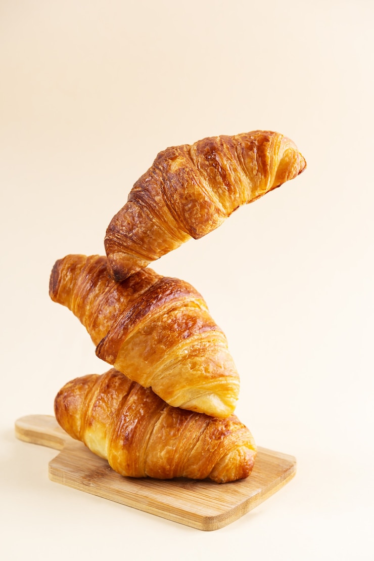 Foto croissants in balans op een houten plank
