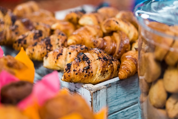 Croissants in chocolade en andere zoetigheden op de buffettafel tijdens de koffiepauze