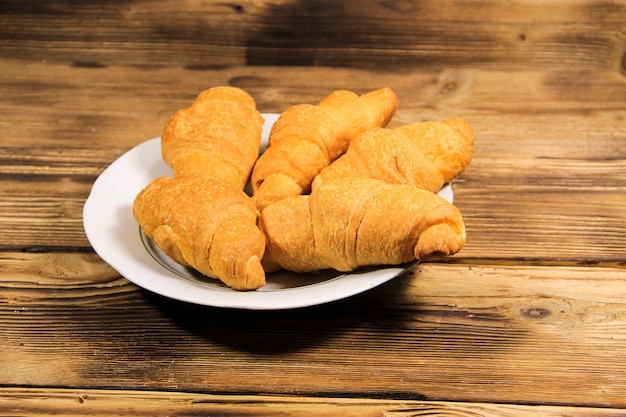 Croissants in plaat op houten tafel