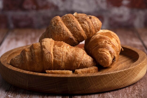 Croissants liggen op tafel in de keuken