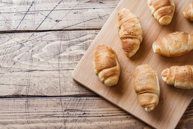 Croissants met chocolade het vullen op houten achtergrond.