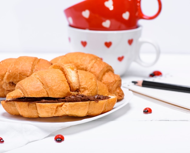 Croissants met chocolade op een witte plaat