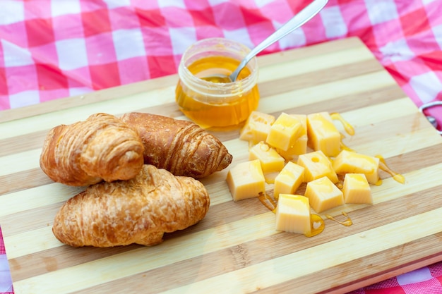 Croissants met kaas en honing