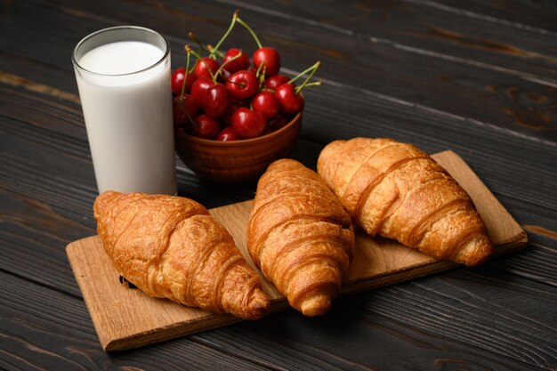 Croissants met kersen op een rustieke achtergrond