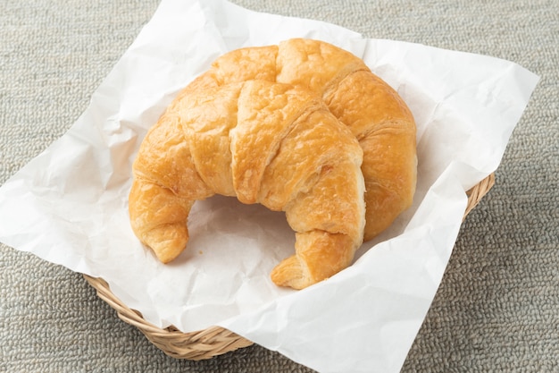 Croissants met verse bosbessen.