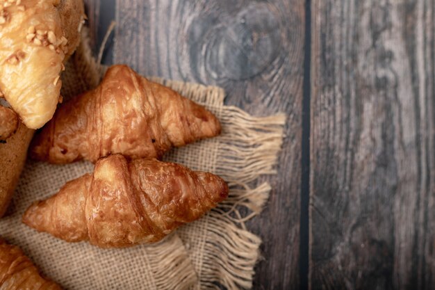 Croissants op de bruine zak