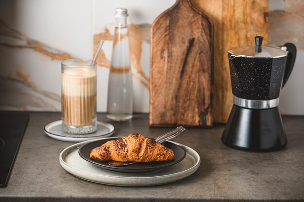 Croissants op de keukentafel met koffie.