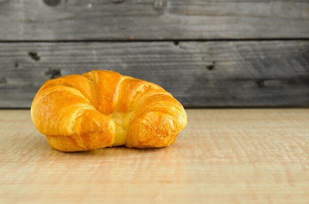 croissants op een houten achtergrond