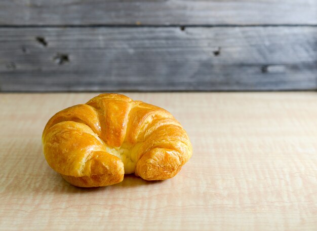 croissants op een houten achtergrond