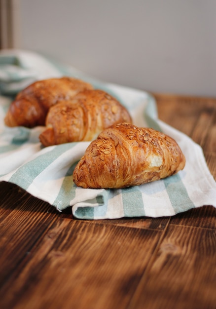 croissants op een houten ondergrond