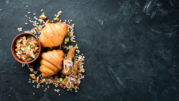 Croissants op een zwarte achtergrond. Bovenaanzicht. Vrije ruimte voor uw tekst.