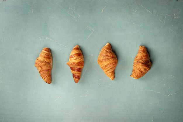 Foto croissants op tafel.