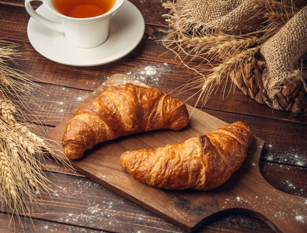 Photo croissants and tea cup