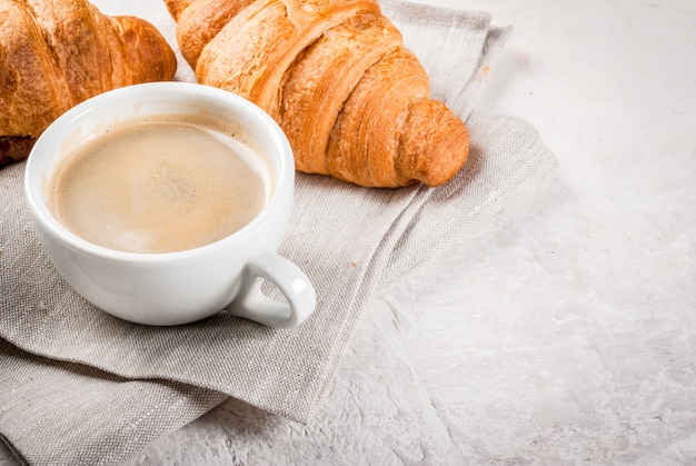 一杯のコーヒーとクロワッサン