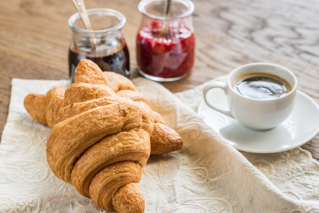 一杯のコーヒーとクロワッサン