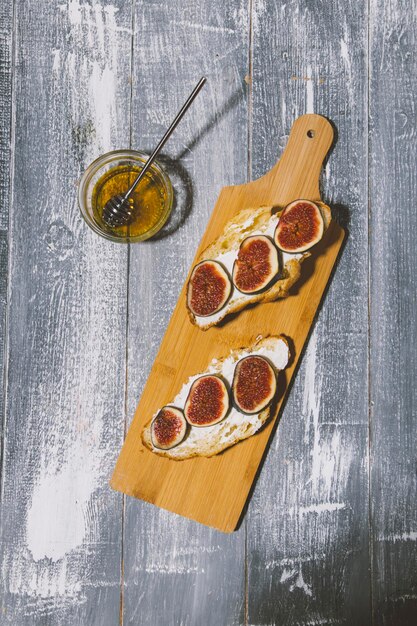 Photo croissants with figs on a wooden background