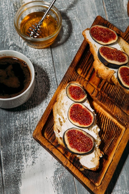 Photo croissants with figs on a wooden background