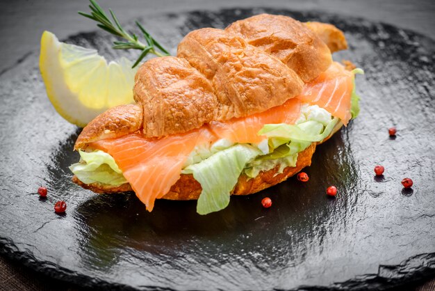 Cornetti con formaggio a pasta molle, salmone salato e insalata verde. amore