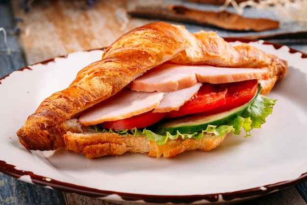 Croissantsandwich met ham en groenten