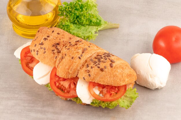 Croissantsandwich met sla mozzarella en tomaat